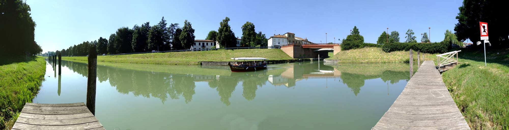 La Riviera Euganea, i canali di Padova e la Riviera del Brenta a bordo di una tipica peota veneziana.