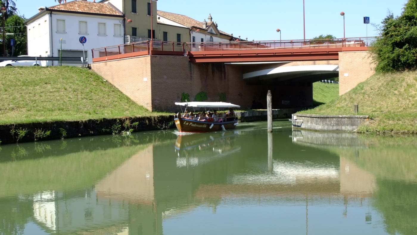 La Riviera Euganea, i canali di Padova e la Riviera del Brenta a bordo di una tipica peota veneziana.