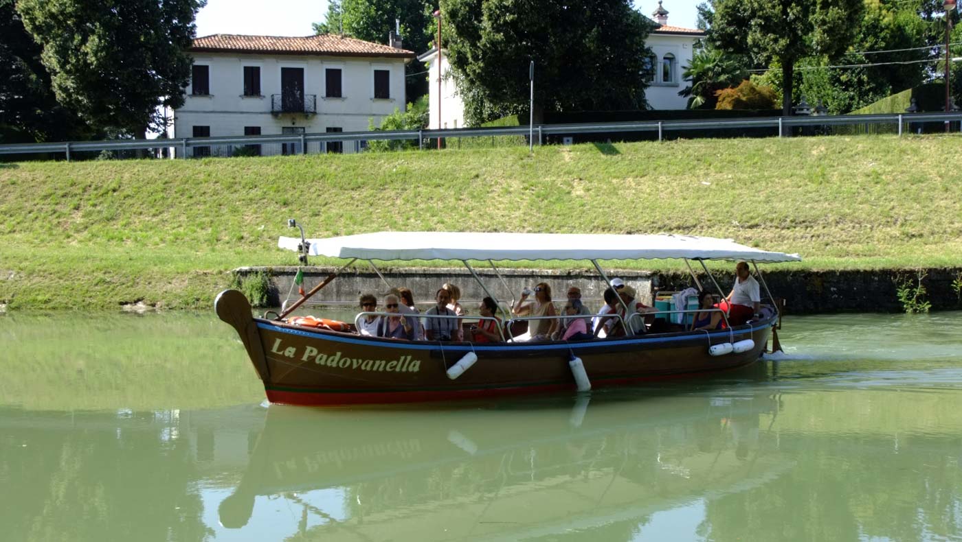 La Riviera Euganea, i canali di Padova e la Riviera del Brenta a bordo di una tipica peota veneziana.