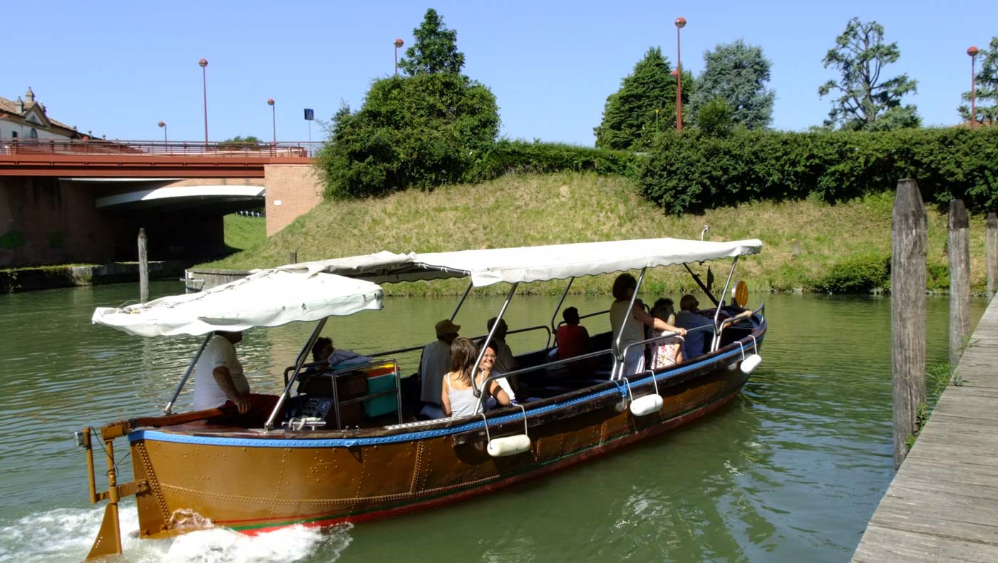 La Riviera Euganea, i canali di Padova e la Riviera del Brenta a bordo di una tipica peota veneziana.