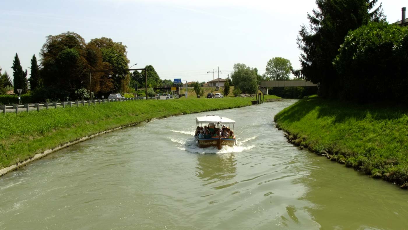 La Riviera Euganea, i canali di Padova e la Riviera del Brenta a bordo di una tipica peota veneziana.