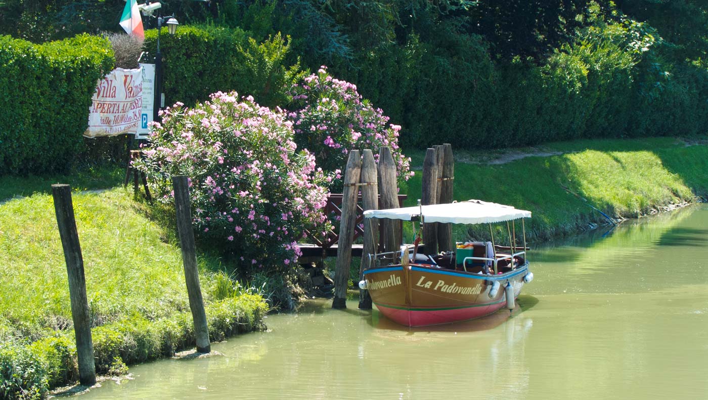 La Riviera Euganea, i canali di Padova e la Riviera del Brenta a bordo di una tipica peota veneziana.