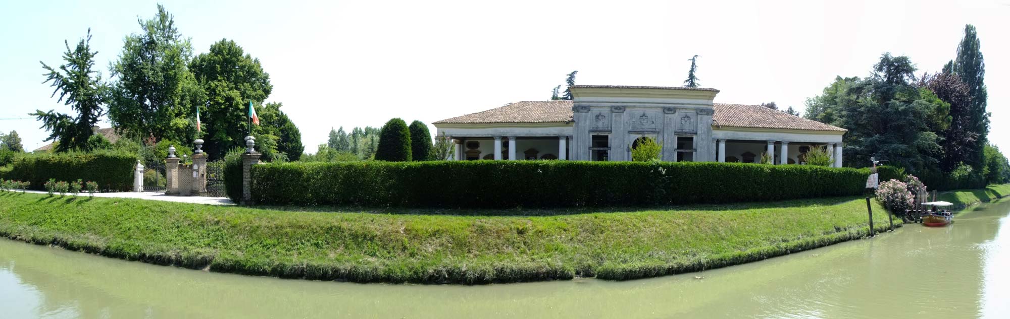 La Riviera Euganea, i canali di Padova e la Riviera del Brenta a bordo di una tipica peota veneziana.