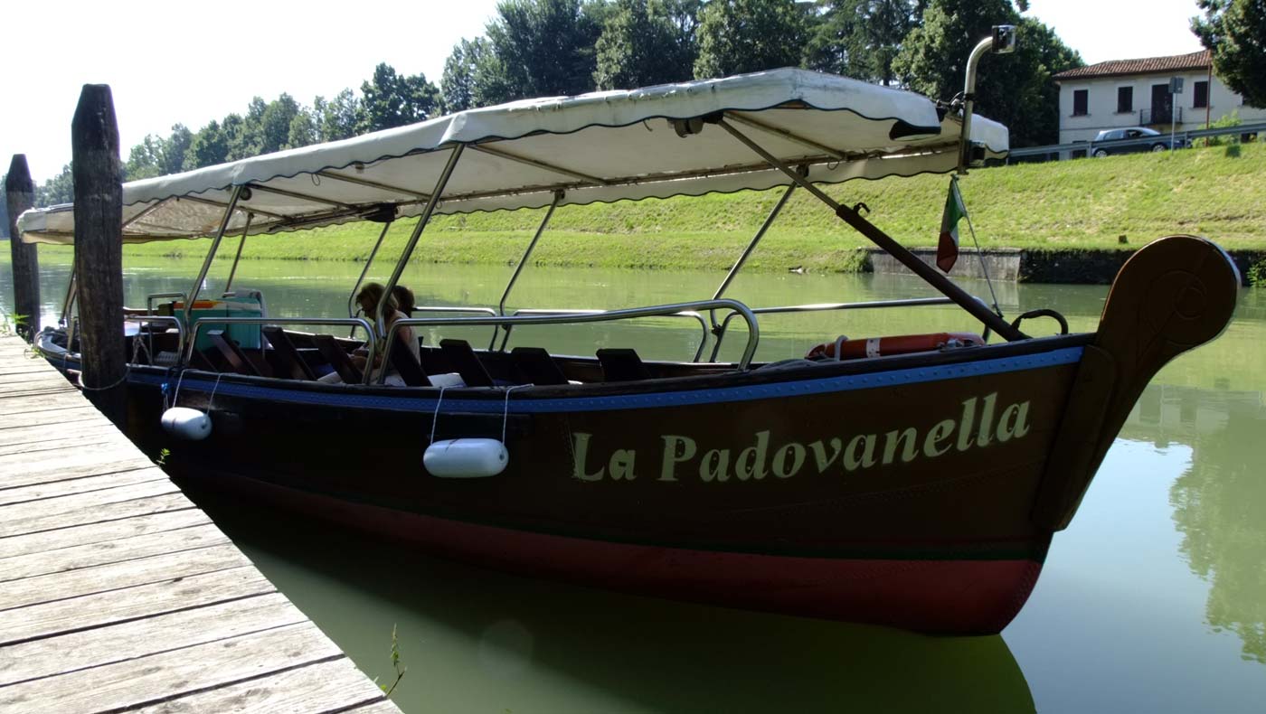 La Riviera Euganea, i canali di Padova e la Riviera del Brenta a bordo di una tipica peota veneziana.